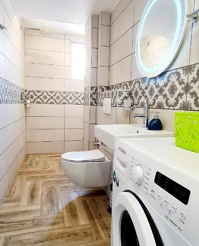 2v1 - 21 Dhjetori Тирана