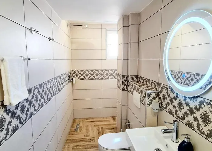 2v1 - 21 Dhjetori * Тирана